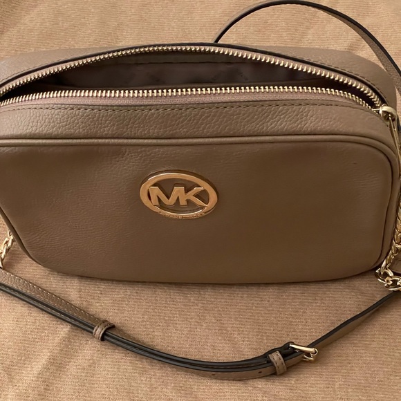 MICHAEL KORS FULTON LG CROSSBODY BAG. Nude color. - Picture 7 of 11